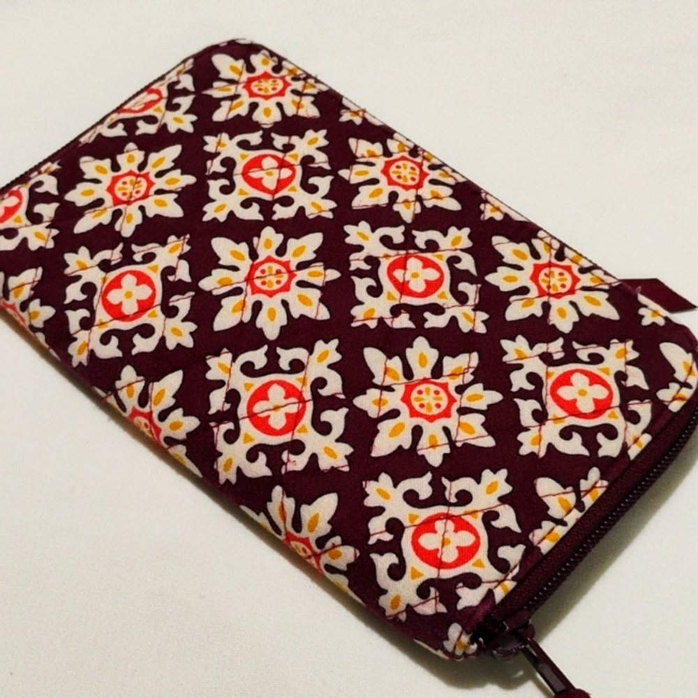Vera Bradley Medallion ZIP Around Wallet VGUC